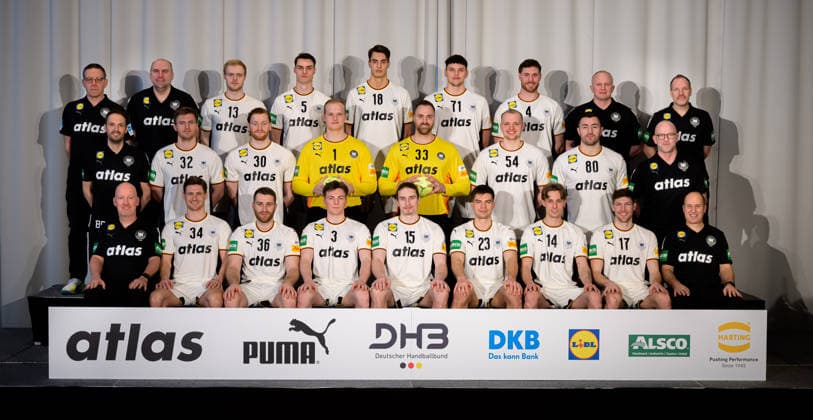 Hannover Handball EM 2026 Germany press conference team photo, team photo, group picture from left back coach Alfred Gislason , co-coach Erik Wudtke, Matthes Langhoff, Miro Schluroff , Julian Köster Koester , Marko Grgic , Johannes Golla , athletic trainer Dr Simon Overkamp, goalkeeping coach Mattias Andersson from left middle team manager Benjamin Chatton, Franz Semper , Tom Kiesler, goalkeeper David Späth David Spaeth, goalkeeper Andreas Wolff, Justus Fischer, Jannik Kohlbacher, team doctor Dr Philip Lübke from left front Physio Denis Finke, Rune Dahmke, Lukas Mertens, Nils Lichtlein, Juri Knorr, Renars Uscins, Mathis Häseler Haeseler, Lukas Zerbe, Physio Bernd Götzenberger Hannover Germany