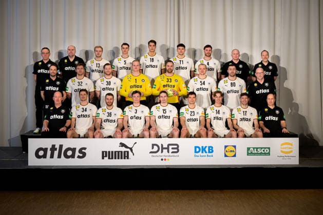 Hannover Handball EM 2026 Germany press conference team photo, team photo, group picture from left back coach Alfred Gislason , co-coach Erik Wudtke, Matthes Langhoff, Miro Schluroff , Julian Köster Koester , Marko Grgic , Johannes Golla , athletic trainer Dr Simon Overkamp, goalkeeping coach Mattias Andersson from left middle team manager Benjamin Chatton, Franz Semper , Tom Kiesler, goalkeeper David Späth David Spaeth, goalkeeper Andreas Wolff, Justus Fischer, Jannik Kohlbacher, team doctor Dr Philip Lübke from left front Physio Denis Finke, Rune Dahmke, Lukas Mertens, Nils Lichtlein, Juri Knorr, Renars Uscins, Mathis Häseler Haeseler, Lukas Zerbe, Physio Bernd Götzenberger Hannover Germany