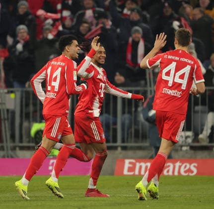 11 01 2026, 1 Bundesliga, FC Bayern vs VfL Wolfsburg, Allianz Arena, Munich Football, Sport, in the picture Luis Diaz FC Bayern Muenchen , Michael Olise FC Bayern Muenchen and Josip Stanisic FC Bayern Muenchen cheering