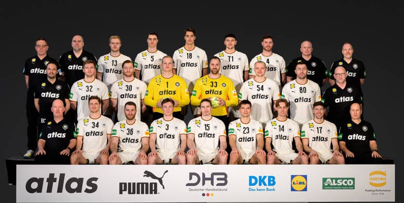 Hannover Handball EM 2026 Germany press conference team photo, team photo, group picture from left back coach Alfred Gislason , co-coach Erik Wudtke, Matthes Langhoff, Miro Schluroff , Julian Köster Koester , Marko Grgic , Johannes Golla , athletic trainer Dr Simon Overkamp, goalkeeper coach Mattias Andersson from left middle team manager Benjamin Chatton, Franz Semper , Tom Kiesler, goalkeeper David Späth David Spaeth, goalkeeper Andreas Wolff, Justus Fischer, Jannik Kohlbacher, team doctor Dr Philip Lübke from left front Physio Denis Finke, Rune Dahmke, Lukas Mertens, Nils Lichtlein, Juri Knorr, Renars Uscins, Mathis Häseler Haeseler, Lukas Zerbe, Physio Bernd Götzenberger Hannover Germany