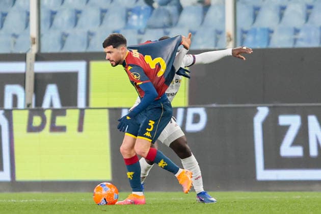 GenoaÕs Aaron Martin fights for the ball during the Serie A soccer match between Genoa and Cagliari at the Luigi Ferraris Stadium in Genoa, Italy - Monday, January 12, 2026. - Soccer .  Copyright: xTanoxPecoraro LaPressex