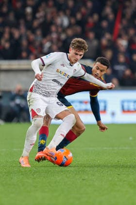 GenoaÕs Alessandro Marcandalli fights for the ball with Cagliari s Sebastiano Esposito during the Serie A soccer match between Genoa and Cagliari at the Luigi Ferraris Stadium in Genoa, Italy - Monday, January 12, 2026. - Soccer .  Copyright: xTanoxPecoraro LaPressex