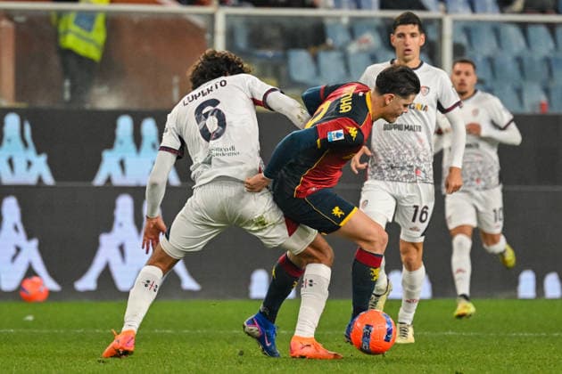 GenoaÕs Vitinha fights for the ball with Cagliari s Sebastiano Luperto during the Serie A soccer match between Genoa and Cagliari at the Luigi Ferraris Stadium in Genoa, Italy - Monday, January 12, 2026. - Soccer .  Copyright: xTanoxPecoraro LaPressex