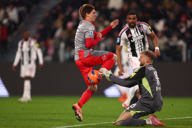 Alessio Zerbin (US Cremonese) und Michele Di Gregorio (Juventus FC) battle for the ball, Serie A, Juventus FC v US Cremonese , Allianz Stadium, January 12, 2026, Turin, Italy.