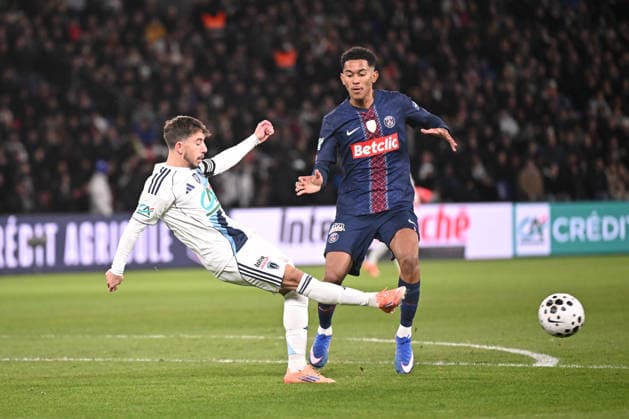 Paris Saint-Germain v Paris FC - French Cup 2025 2026 21 Maxime LOPEZ (pfc) - 24 Senny MAYULU (psg) during the French Cup match between Paris and Paris on January 12, 2026 at Parc des Princes in Paris, France. Paris France  Copyright: xFEPx 776440462
