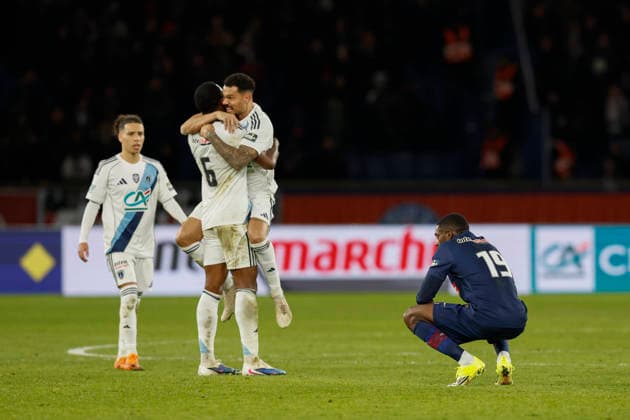 January 13, 2026, Paris, Paris, France: Players of PARIS FC celebrate victory in front of Ousmane DEMBELE of Paris Saint Germain during the match of Coupe de France between Paris Saint Germain and Paris FC att Parc des Princes Stadium - on January 12 2026 Paris - France Paris France - ZUMAb253 20260113_zsp_b253_001 Copyright: xLoicxBaratouxx