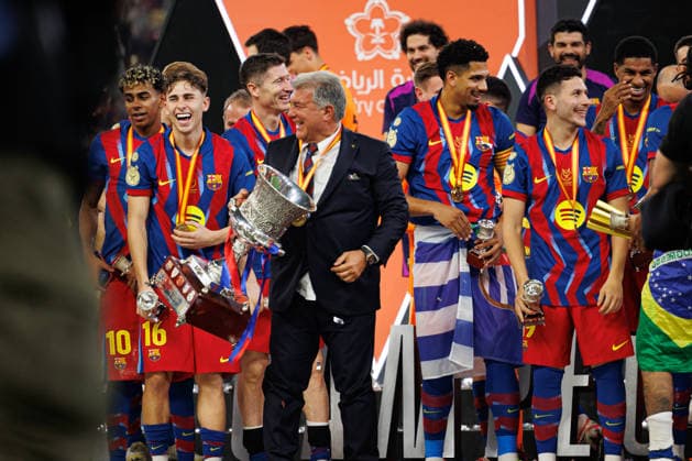 Joan Laporta and players of FC Barcelona, Barca seen celebrating with a trophy during Spanish Supercup Final game between teams of FC Barcelona and Real Madrid (Maciej Rogowski Ball Raw Images) Jeddah King Abdullah Sports City Saudi Arabia Copyright: xMaciejxRogowskix maciejrogowski_barcelona_realmadrid_2526-488