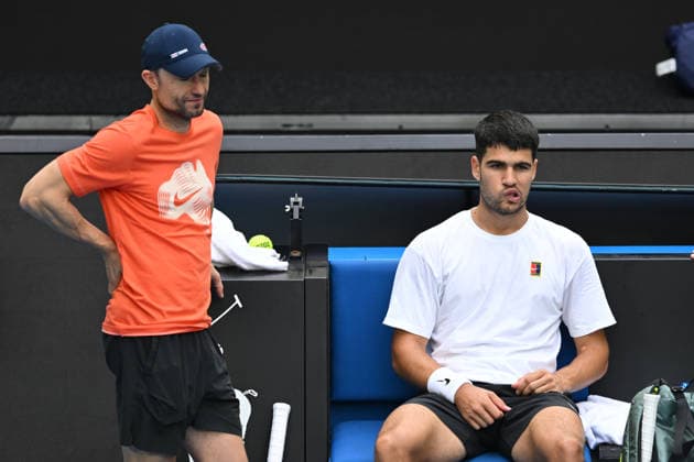TENNIS AUSTRALIAN OPEN PRACTICE, Carlos Alcaraz of Spain (right) looks on during practise session ahead of the Australian Open tennis tournament at Melbourne Park in Melbourne, Tuesday, January 13, 2026. ( NO ARCHIVING MELBOURNE VICTORIA AUSTRALIA  Copyright: xJAMESxROSSx 20260113114540289470
