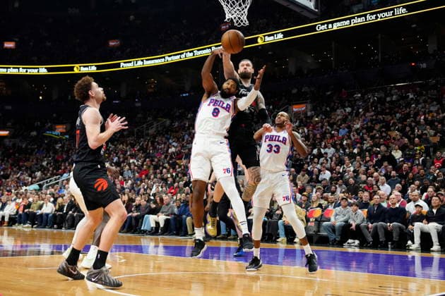 January 12, 2026, Toronto, On, CANADA: Toronto Raptors forward Sandro Mamukelashvili (54) and Philadelphia 76ers forward Paul George (8) vie for the rebound during first half NBA, Basketball Herren, USA basketball action in Toronto, Monday, Jan. 12, 2026. Canada News - January 12, 2026 - ZUMAc35_ 20260112_zaf_c35_070 Copyright: xFrankxGunnx