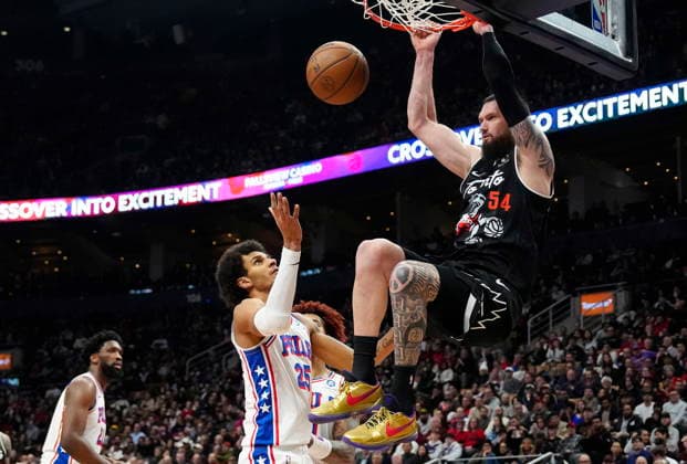 January 12, 2026, Toronto, On, CANADA: Toronto Raptors forward center Sandro Mamukelashvili (54) dunks over Philadelphia 76ers forward Dominick Barlow (25) during first half NBA, Basketball Herren, USA basketball action in Toronto, Monday, Jan. 12, 2026. Canada News - January 12, 2026 - ZUMAc35_ 20260112_zaf_c35_074 Copyright: xFrankxGunnx