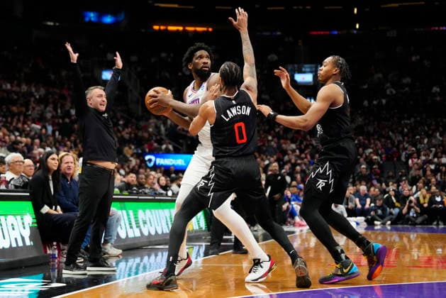 January 12, 2026, Toronto, On, CANADA: Philadelphia 76ers centre forward Joel Embiid (21) looks for a pass under pressure from Toronto Raptors guard A.J. Lawson (0) and teammate Scottie Barnes (4) during second half NBA, Basketball Herren, USA basketball action in Toronto, Monday, Jan. 12, 2026. Canada News - January 12, 2026 - ZUMAc35_ 20260112_zaf_c35_077 Copyright: xFrankxGunnx