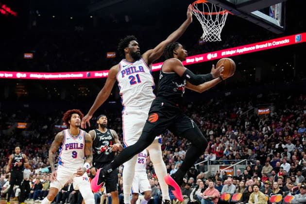 January 12, 2026, Toronto, On, CANADA: Philadelphia 76ers centre forward Joel Embiid (21) defends against Toronto Raptors forward Collin Murray-Boyles (12) during first half NBA, Basketball Herren, USA basketball action in Toronto, Monday, Jan. 12, 2026. Canada News - January 12, 2026 - ZUMAc35_ 20260112_zaf_c35_085 Copyright: xFrankxGunnx
