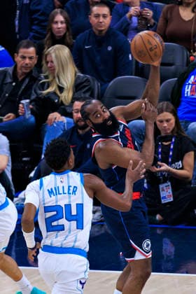 January 12, 2026, Inglewood, California, USA: James Harden 1 of the Los Angeles Clippers passes the ball during their 2025 NBA, Basketball Herren, USA regular season game against the Charlotte Hornets on Monday January 12, 2026 at Intuit Dome Arena in Inglewood, California. JAVIER ROJAS PI Inglewood USA - ZUMAp124 20260112_zaa_p124_002 Copyright: xJavierxRojasx