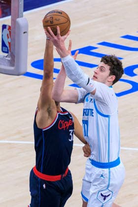January 12, 2026, Inglewood, California, USA: Nicolas Batum 33 of the Los Angeles Clippers tries to block a shot by Ryan Kalkbrenner 11 of the Charlotte Hornets during their 2025 NBA, Basketball Herren, USA regular season game on Monday January 12, 2026 at Intuit Dome Arena in Inglewood, California. JAVIER ROJAS PI Inglewood USA - ZUMAp124 20260112_zaa_p124_004 Copyright: xJavierxRojasx