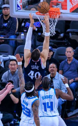 January 12, 2026, Inglewood, California, USA: Ivica Zubac 40 of the Los Angeles Clippers goes for a dunk during their 2025 NBA, Basketball Herren, USA regular season game against the Charlotte Hornets on Monday January 12, 2026 at Intuit Dome Arena in Inglewood, California. JAVIER ROJAS PI Inglewood USA - ZUMAp124 20260112_zaa_p124_007 Copyright: xJavierxRojasx