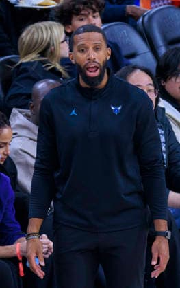 January 12, 2026, Inglewood, California, USA: Head coach, Charles Lee of the Charlotte Hornets puts up a layup during their 2025 NBA, Basketball Herren, USA regular season game against the Los Angeles Clippers on Monday January 12, 2026 at Intuit Dome Arena in Inglewood, California. JAVIER ROJAS PI Inglewood USA - ZUMAp124 20260112_zaa_p124_009 Copyright: xJavierxRojasx