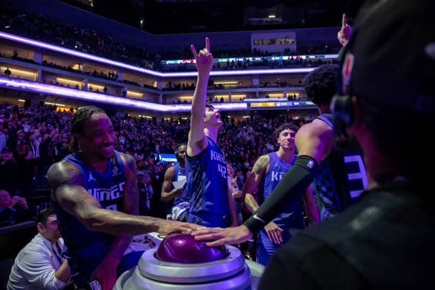 January 12, 2026, Sacramento, Ca, USA: Sacramento Kings guard Zach LaVine (8), center Maxime Raynaud (42) and center Dylan Cardwell (32) light the beam after their 124-112 win over the Los Angeles Lakers at the Golden 1 Center on Monday, Jan. 12, 2026 in Sacramento. Sacramento USA - ZUMAj89_ 20260112_zaf_j89_016 Copyright: xPaulxKitagakixJr.x