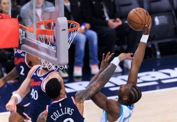 January 12, 2026, Inglewood, California, USA: Moussa Diabate 14 of the Charlotte Hornets attempts a dunk as John Collins 20 of the Los Angeles Clippers defends the basket during their regular season NBA, Basketball Herren, USA game on Monday January 12, 2026 at Intuit Dome in Inglewood, California. Clippers defeat Hornets, 117-109. ARIANA RUIZ PI Inglewood USA - ZUMAp124 20260112_zaa_p124_019 Copyright: xArianaxRuizx