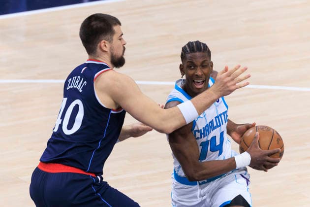 January 12, 2026, Inglewood, California, USA: Ivica Zubac 40 of the Los Angeles Clippers attempts to block Moussa Diabate 14 of the Charlotte Hornets during their regular season NBA, Basketball Herren, USA game on Monday January 12, 2026 at Intuit Dome in Inglewood, California. Clippers defeat Hornets, 117-109. ARIANA RUIZ PI Inglewood USA - ZUMAp124 20260112_zaa_p124_022 Copyright: xArianaxRuizx