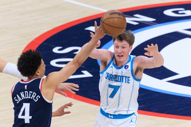 January 12, 2026, Inglewood, California, USA: Kon Knueppel 7 of the Charlotte Hornets passes the ball as Kobe Sanders 4 of the Los Angeles Clippers defends during their regular season NBA, Basketball Herren, USA game on Monday January 12, 2026 at Intuit Dome in Inglewood, California. Clippers defeat Hornets, 117-109. ARIANA RUIZ PI Inglewood USA - ZUMAp124 20260112_zaa_p124_023 Copyright: xArianaxRuizx