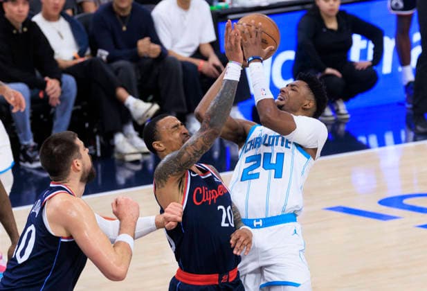January 12, 2026, Inglewood, California, USA: Brandon Miller 24 of the Charlotte Hornets attempts a two point shot as John Collins 20 of the Los Angeles Clippers defends the basket during their regular season NBA, Basketball Herren, USA game on Monday January 12, 2026 at Intuit Dome in Inglewood, California. Clippers defeat Hornets, 117-109. ARIANA RUIZ PI Inglewood USA - ZUMAp124 20260112_zaa_p124_025 Copyright: xArianaxRuizx