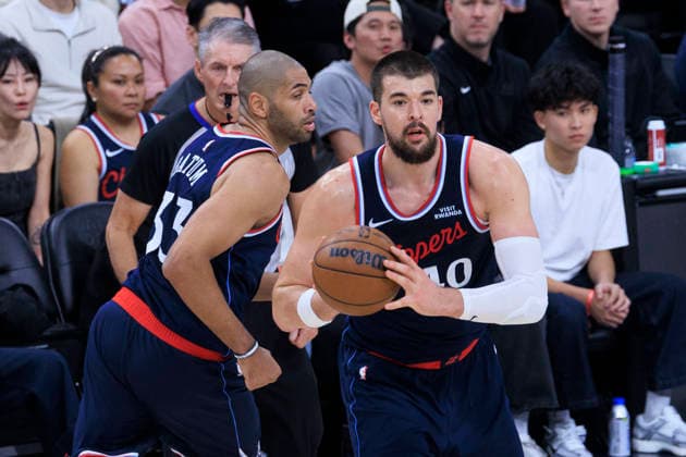 January 12, 2026, Inglewood, California, USA: Ivica Zubac 40 of the Los Angeles Clippers receives the ball during their regular season NBA, Basketball Herren, USA game against the Charlotte Hornets on Monday January 12, 2026 at Intuit Dome in Inglewood, California. Clippers defeat Hornets, 117-109. ARIANA RUIZ PI Inglewood USA - ZUMAp124 20260112_zaa_p124_029 Copyright: xArianaxRuizx