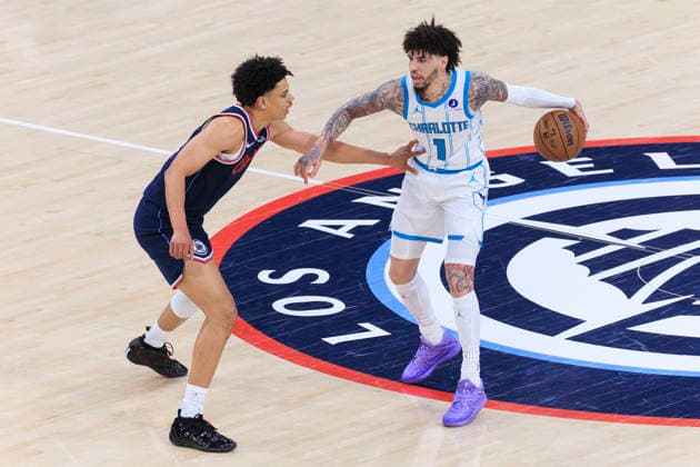 January 12, 2026, Inglewood, California, USA: Kobe Sanders 4 of the Los Angeles Clippers guards LaMelo Ball 1 of the Charlotte Hornets during their regular season NBA, Basketball Herren, USA game on Monday January 12, 2026 at Intuit Dome in Inglewood, California. Clippers defeat Hornets, 117-109. ARIANA RUIZ PI Inglewood USA - ZUMAp124 20260112_zaa_p124_030 Copyright: xArianaxRuizx