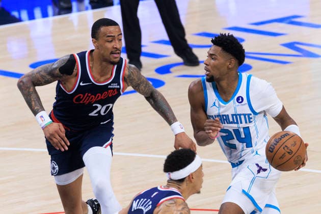 January 12, 2026, Inglewood, California, USA: Brandon Miller 24 of the Charlotte Hornets drives as John Collins 20 of the Los Angeles Clippers defends during their regular season NBA, Basketball Herren, USA game on Monday January 12, 2026 at Intuit Dome in Inglewood, California. Clippers defeat Hornets, 117-109. ARIANA RUIZ PI Inglewood USA - ZUMAp124 20260112_zaa_p124_031 Copyright: xArianaxRuizx