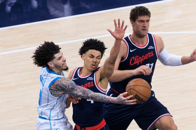 January 12, 2026, Inglewood, California, USA: LaMelo Ball 1 of the Charlotte Hornets attempts a hook shot as Kobe Sanders 4 and Brook Lopez 11 of the Los Angeles Clippers defend the basket during their regular season NBA, Basketball Herren, USA game on Monday January 12, 2026 at Intuit Dome in Inglewood, California. Clippers defeat Hornets, 117-109. ARIANA RUIZ PI Inglewood USA - ZUMAp124 20260112_zaa_p124_034 Copyright: xArianaxRuizx