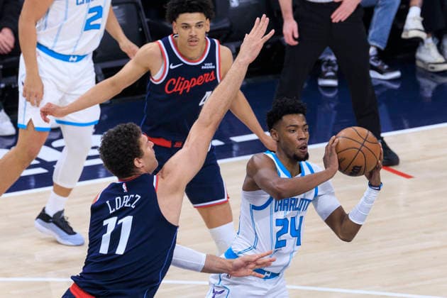 January 12, 2026, Inglewood, California, USA: Brandon Miller 24 of the Charlotte Hornets passes the ball as Brook Lopez 11 of the Los Angeles Clippers defends during their regular season NBA, Basketball Herren, USA game on Monday January 12, 2026 at Intuit Dome in Inglewood, California. Clippers defeat Hornets, 117-109. ARIANA RUIZ PI Inglewood USA - ZUMAp124 20260112_zaa_p124_036 Copyright: xArianaxRuizx