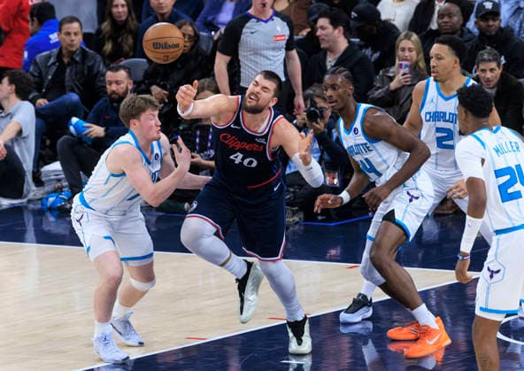 January 12, 2026, Inglewood, California, USA: Ivica Zubac 40 of the Los Angeles Clippers and Kon Knueppel 7 of the Charlotte Hornets struggle for the rebound during their regular season NBA, Basketball Herren, USA game on Monday January 12, 2026 at Intuit Dome in Inglewood, California. Clippers defeat Hornets, 117-109. ARIANA RUIZ PI Inglewood USA - ZUMAp124 20260112_zaa_p124_037 Copyright: xArianaxRuizx