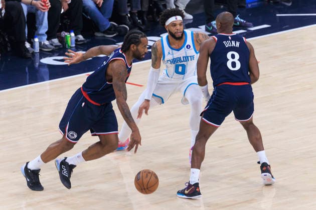January 12, 2026, Inglewood, California, USA: Kris Dunn 8 of the Los Angeles Clippers sets up a screen against Miles Bridges 0 of the Charlotte Hornets for teammate Kawhi Leonard 2 during their regular season NBA, Basketball Herren, USA game on Monday January 12, 2026 at Intuit Dome in Inglewood, California. Clippers defeat Hornets, 117-109. ARIANA RUIZ PI Inglewood USA - ZUMAp124 20260112_zaa_p124_039 Copyright: xArianaxRuizx