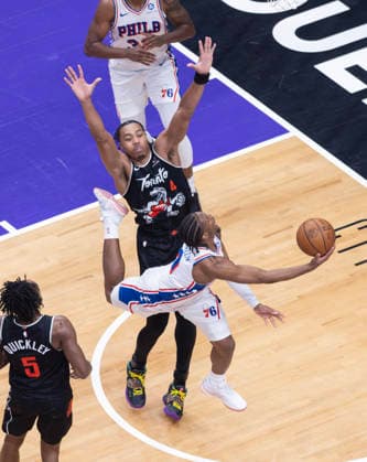 (260113) -- TORONTO, Jan. 13, 2026 -- Tyrese Maxey (R front) of Philadelphia 76ers goes for a layup during the 2025-2026 NBA, Basketball Herren, USA regular season game between Toronto Raptors and Philadelphia 76ers in Toronto, Canada, on Jan. 12, 2026. (Photo by Xinhua) (SP)CANADA-TORONTO-BASKETBALL-NBA-76ERS VS RAPTORS ZouxZheng 