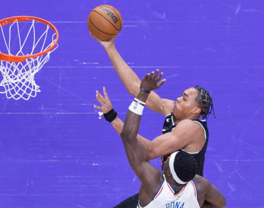 (260113) -- TORONTO, Jan. 13, 2026 -- Scottie Barnes (back) of Toronto Raptors goes for a layup during the 2025-2026 NBA, Basketball Herren, USA regular season game between Toronto Raptors and Philadelphia 76ers in Toronto, Canada, on Jan. 12, 2026. (Photo by Xinhua) (SP)CANADA-TORONTO-BASKETBALL-NBA-76ERS VS RAPTORS ZouxZheng 