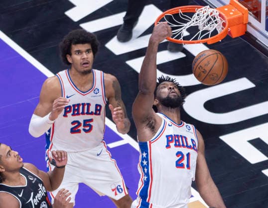 (260113) -- TORONTO, Jan. 13, 2026 -- Joel Embiid (R) of Philadelphia 76ers dunks during the 2025-2026 NBA, Basketball Herren, USA regular season game between Toronto Raptors and Philadelphia 76ers in Toronto, Canada, on Jan. 12, 2026. (Photo by Xinhua) (SP)CANADA-TORONTO-BASKETBALL-NBA-76ERS VS RAPTORS ZouxZheng 