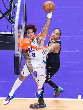 (260113) -- TORONTO, Jan. 13, 2026 -- Kelly Oubre Jr. (L) of Philadelphia 76ers dunks during the 2025-2026 NBA, Basketball Herren, USA regular season game between Toronto Raptors and Philadelphia 76ers in Toronto, Canada, on Jan. 12, 2026. (Photo by Xinhua) (SP)CANADA-TORONTO-BASKETBALL-NBA-76ERS VS RAPTORS ZouxZheng 