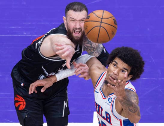 (260113) -- TORONTO, Jan. 13, 2026 -- Sandro Mamukelashvili (L) of Toronto Raptors fights for a rebound with Dominick Barlow of Philadelphia 76ers during the 2025-2026 NBA, Basketball Herren, USA regular season game between Toronto Raptors and Philadelphia 76ers in Toronto, Canada, on Jan. 12, 2026. (Photo by Xinhua) (SP)CANADA-TORONTO-BASKETBALL-NBA-76ERS VS RAPTORS ZouxZheng 