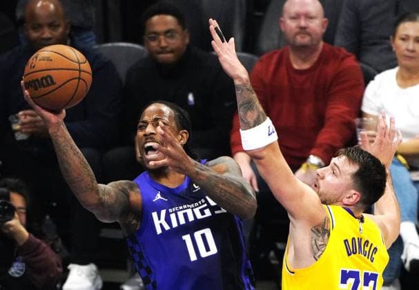 (260113) -- SACRAMENTO, Jan. 13, 2026 -- Sacramento Kings DeMar DeRozan (L) goes for a layup during the 2025-2026 NBA, Basketball Herren, USA regular season game between Sacramento Kings and Los Angeles Lakers in Sacramento, the United States, on Jan. 12, 2026. ) (SP)U.S.-SACRAMENTO-BASKETBALL-NBA-KINGS VS LAKERS WuxXiaoling 