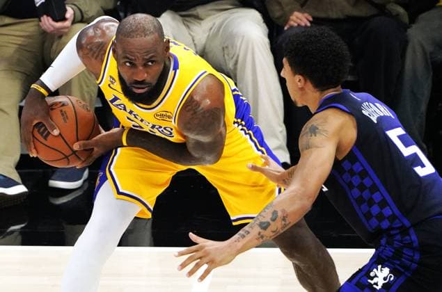 (260113) -- SACRAMENTO, Jan. 13, 2026 -- Los Angeles Lakers LeBron James (L) competes during the 2025-2026 NBA, Basketball Herren, USA regular season game between Sacramento Kings and Los Angeles Lakers in Sacramento, the United States, on Jan. 12, 2026. ) (SP)U.S.-SACRAMENTO-BASKETBALL-NBA-KINGS VS LAKERS WuxXiaoling 