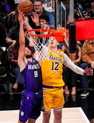 (260113) -- SACRAMENTO, Jan. 13, 2026 -- Los Angeles Lakers Jake LaRavia (R) vies with Sacramento Kings Zach LaVine during the 2025-2026 NBA, Basketball Herren, USA regular season game between Sacramento Kings and Los Angeles Lakers in Sacramento, the United States, on Jan. 12, 2026. (Photo by Xinhua) (SP)U.S.-SACRAMENTO-BASKETBALL-NBA-KINGS VS LAKERS SunxYuxuan 