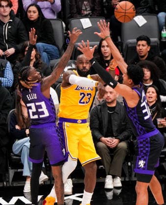 (260113) -- SACRAMENTO, Jan. 13, 2026 -- Los Angeles Lakers LeBron James (C) passes the ball during the 2025-2026 NBA, Basketball Herren, USA regular season game between Sacramento Kings and Los Angeles Lakers in Sacramento, the United States, on Jan. 12, 2026. (Photo by Xinhua) (SP)U.S.-SACRAMENTO-BASKETBALL-NBA-KINGS VS LAKERS SunxYuxuan 