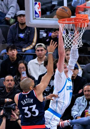 January 12, 2026, Los Angeles, California, USA: Nicolas Batum 33 of the Los Angeles Clippers blocks a shot by Ryan Kalkbrenner 11 of the Charlotte Hornets as he goes for a shot during their 2025 NBA, Basketball Herren, USA regular season game on Monday January 12, 2026 at Intuit Dome Arena in Inglewood, California. JAVIER ROJAS PI Los Angeles USA - ZUMAp124 20260112_zaa_p124_045 Copyright: xJavierxRojasx