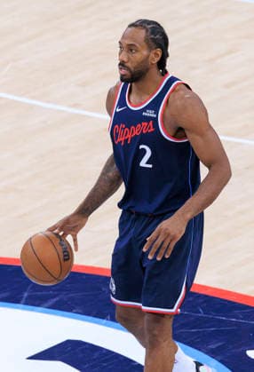 January 12, 2026, Los Angeles, California, USA: Kawhi Leonard 2 of the Los Angeles Clippers controls the ball during their 2025 NBA, Basketball Herren, USA regular season game against the Charlotte Hornets on Monday January 12, 2026 at Intuit Dome Arena in Inglewood, California. JAVIER ROJAS PI Los Angeles USA - ZUMAp124 20260112_zaa_p124_056 Copyright: xJavierxRojasx