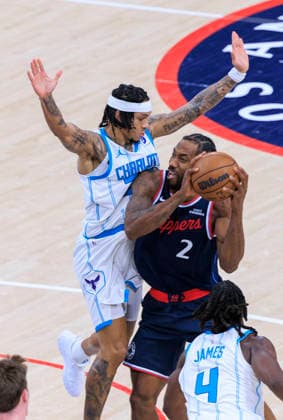 January 12, 2026, Los Angeles, California, USA: Kawhi Leonard 2 of the Los Angeles Clippers puts up a shot over Tre Mann 23 of the Charlotte Hornets during their 2025 NBA, Basketball Herren, USA regular season game on Monday January 12, 2026 at Intuit Dome Arena in Inglewood, California. JAVIER ROJAS PI Los Angeles USA - ZUMAp124 20260112_zaa_p124_058 Copyright: xJavierxRojasx