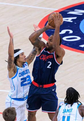January 12, 2026, Los Angeles, California, USA: Kawhi Leonard 2 of the Los Angeles Clippers puts up a shot over Tre Mann 23 of the Charlotte Hornets during their 2025 NBA, Basketball Herren, USA regular season game on Monday January 12, 2026 at Intuit Dome Arena in Inglewood, California. JAVIER ROJAS PI Los Angeles USA - ZUMAp124 20260112_zaa_p124_059 Copyright: xJavierxRojasx