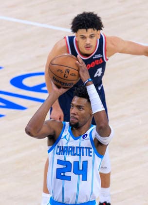January 12, 2026, Inglewood, California, USA: Brandon Miller 24 of the Charlotte Hornets puts up a free throw during their 2025 NBA, Basketball Herren, USA regular season game against the Los Angeles Clippers on Monday January 12, 2026 at Intuit Dome Arena in Inglewood, California. JAVIER ROJAS PI Inglewood USA - ZUMAp124 20260112_zaa_p124_063 Copyright: xJavierxRojasx