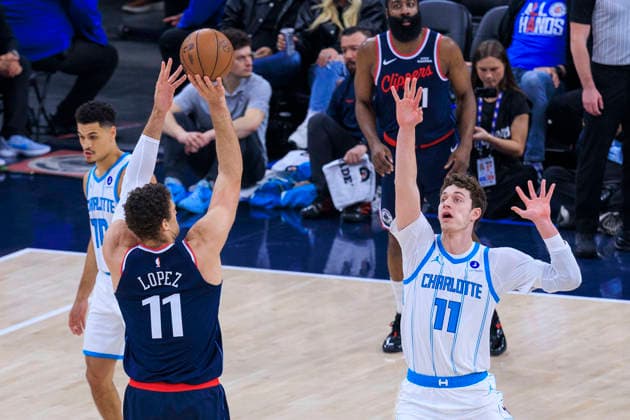 January 12, 2026, Inglewood, California, USA: Ryan Kalkbrenner 11 of the Charlotte Hornets tries to block a shot by Brook Lopez 11 of the Charlotte Hornets in a 2025 NBA, Basketball Herren, USA regular season game on Monday January 12, 2026 at Intuit Dome Arena in Inglewood, California. JAVIER ROJAS PI Inglewood USA - ZUMAp124 20260112_zaa_p124_064 Copyright: xJavierxRojasx