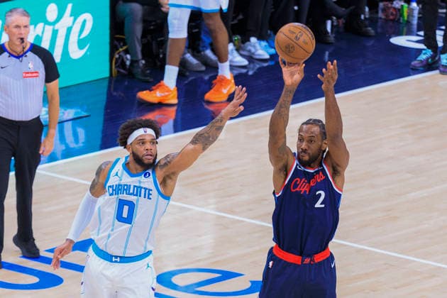 January 12, 2026, Inglewood, California, USA: Miles Bridges 0 of the Charlotte Hornets is unable to block a shot by Kawhi Leonard 2 of the Los Angeles Clippers in a 2025 NBA, Basketball Herren, USA regular season game on Monday January 12, 2026 at Intuit Dome Arena in Inglewood, California. JAVIER ROJAS PI Inglewood USA - ZUMAp124 20260112_zaa_p124_068 Copyright: xJavierxRojasx