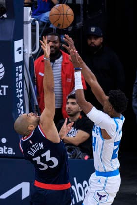 January 12, 2026, Inglewood, California, USA: Nicolas Batum 33 of the Los Angeles Clippers tries to block a shot by Brandon Miller 24 of the Charlotte Hornets in a 2025 NBA, Basketball Herren, USA regular season game on Monday January 12, 2026 at Intuit Dome Arena in Inglewood, California. JAVIER ROJAS PI Inglewood USA - ZUMAp124 20260112_zaa_p124_069 Copyright: xJavierxRojasx