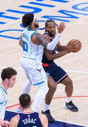 January 12, 2026, Inglewood, California, USA: Miles Bridges 0 of the Charlotte Hornets defends against Kawhi Leonard 2 of the Los Angeles Clippers in a 2025 NBA, Basketball Herren, USA regular season game on Monday January 12, 2026 at Intuit Dome Arena in Inglewood, California. JAVIER ROJAS PI Inglewood USA - ZUMAp124 20260112_zaa_p124_070 Copyright: xJavierxRojasx